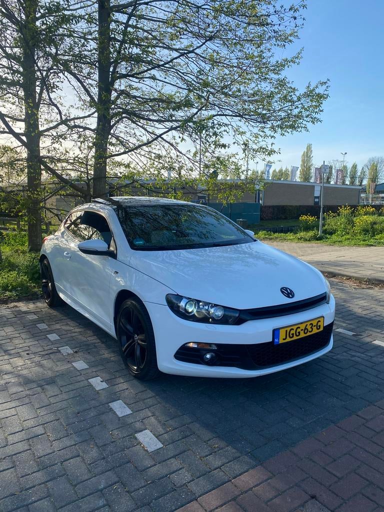 VW SCIROCCO R-LINE HIGHL.PLUS 1.4TSI NIEUW APK PANO CARPLAY, Auto's, 15 km/l, Zwart, 4 cilinders, Alcantara
