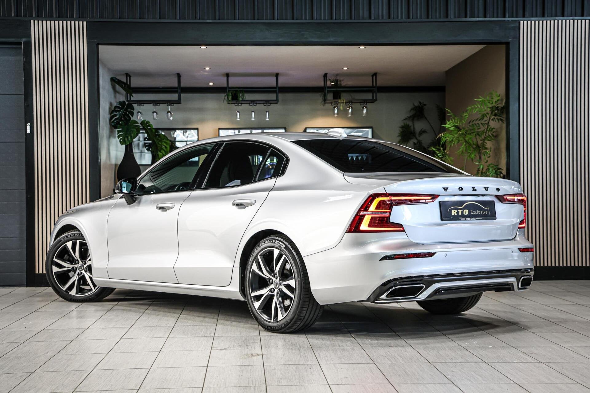 Volvo S60 2.0 B4 R-Design|H&K|Leer|Trekhaak|Carplay|ACC|ECC|, Auto's, Volvo, Euro 6, 4 cilinders, S60, Bedrijf