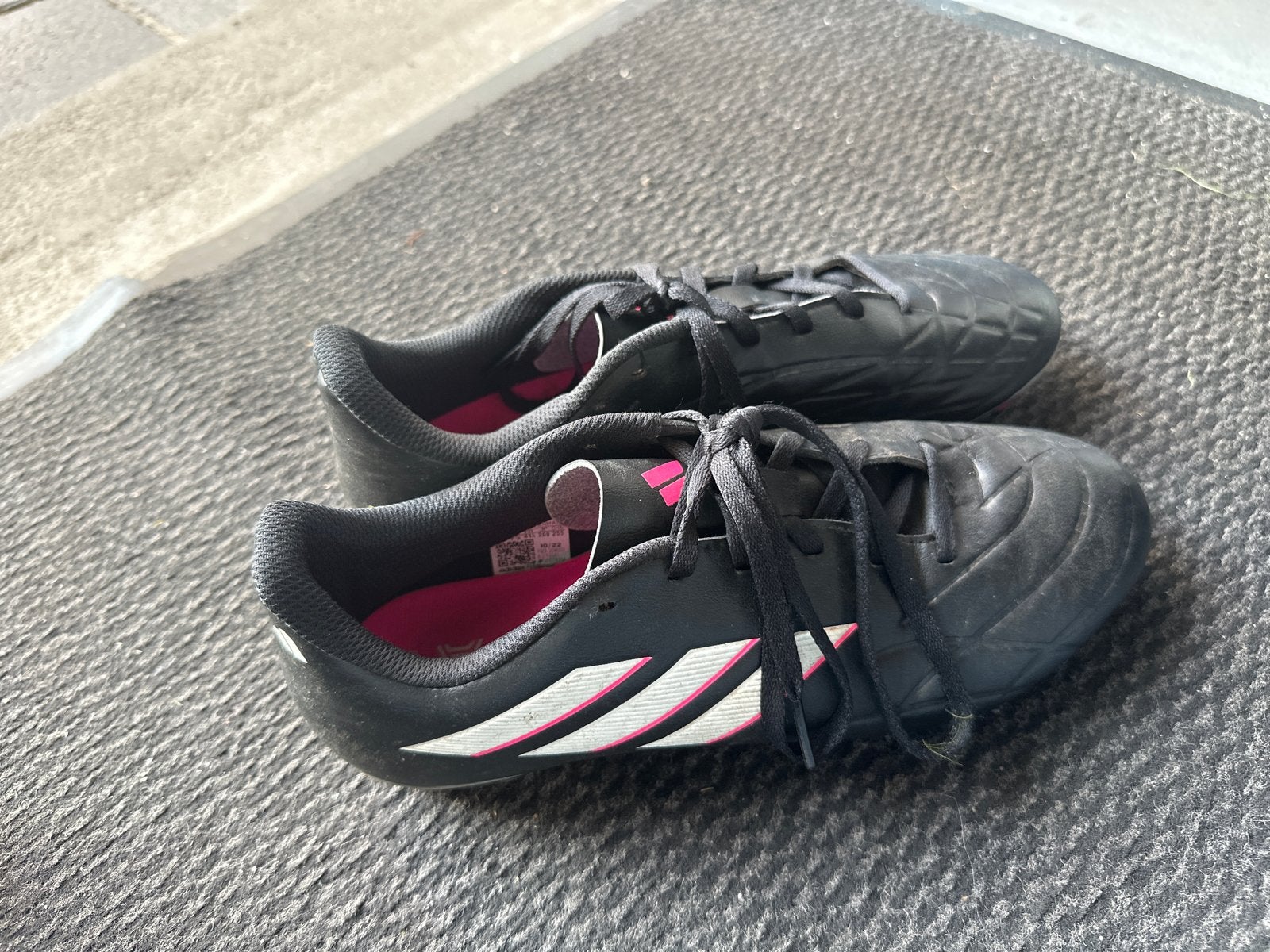 Adidas voetbalschoenen zwart/roze - Maat 41/us8, Gebruikt, Maat XS of kleiner, Schoenen, Ophalen of Verzenden