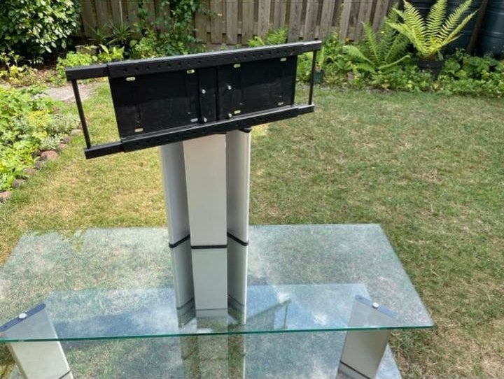 Medion TV tafel met glazen planken en draaibare beugel, Gebruikt, 100 tot 150 cm, Ophalen of Verzenden, Glas