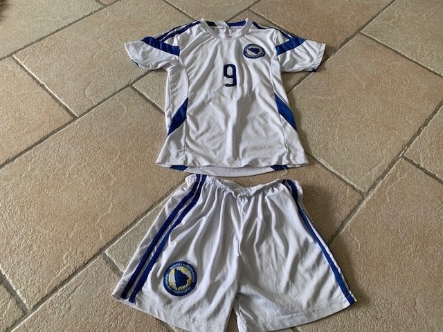 Voetbal shirt en broek maat 134/140 Bosnie en Herzegovina,, Ophalen of Verzenden, Gebruikt, Jongen of Meisje, Setje