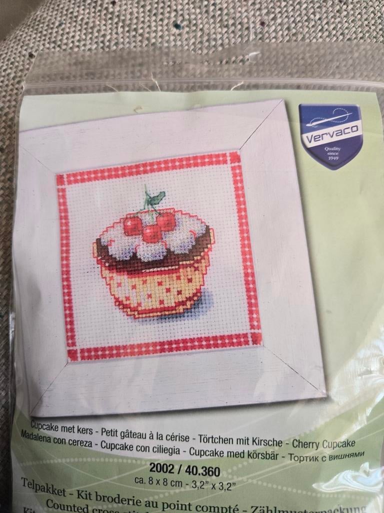 Borduurpakketje gebakje met kers, Ophalen of Verzenden, Borduurpakket