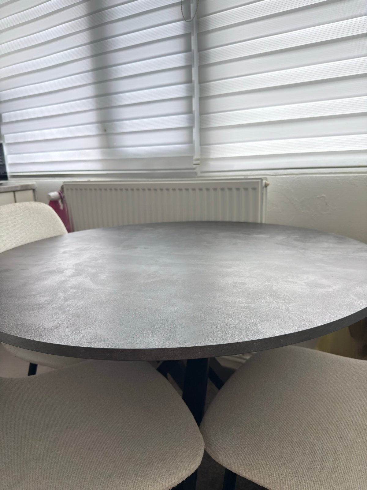 IKEA MARIEDAMM Ronde Eettafel - Donkergrijs, 105 cm, Ophalen, Kunststof, Gebruikt, 100 tot 150 cm