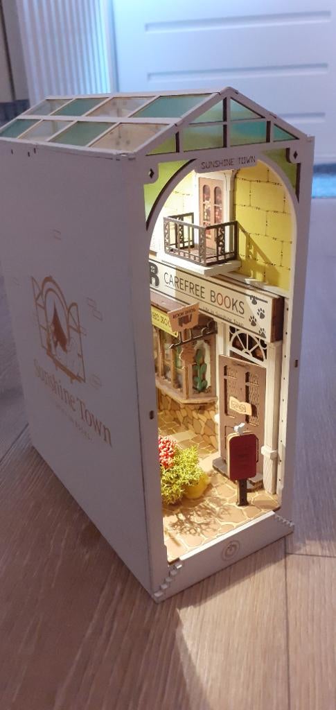 Robotime Rolife Nook Book Sunshine town diorama, Fantasie, Handgemaakt, Nieuw, Meerkleurig