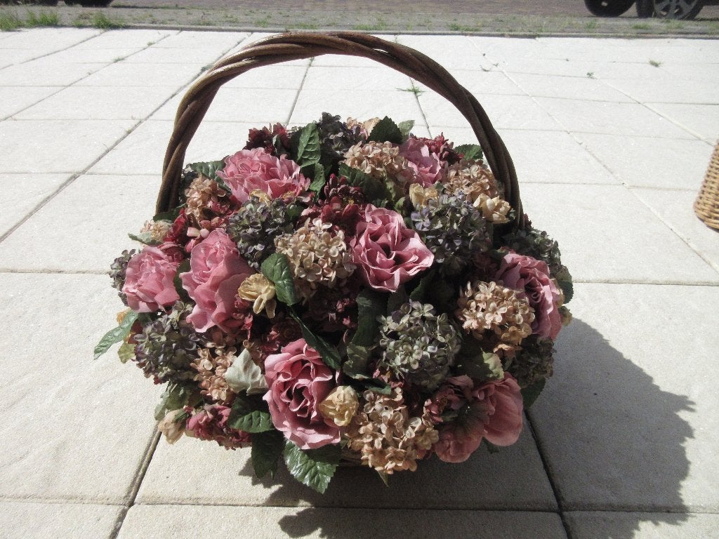 Bloemstuk met roze kunstbloemen in rieten mand met hengsel, Ophalen of Verzenden, Gebruikt, Roze