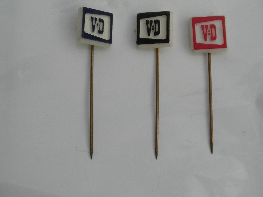 speldjes V&D, Boerenleenbank, Ophalen of Verzenden, Gebruikt, Overige onderwerpen, Speldje of Pin