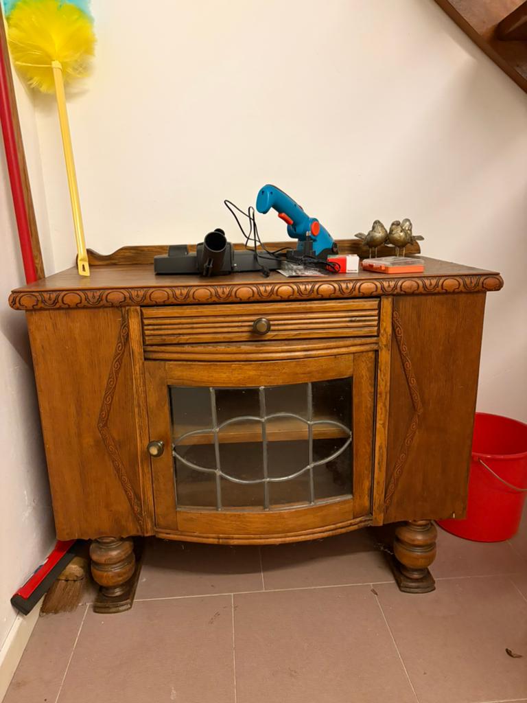Antiek houten kastje met glas-in-lood, Ophalen