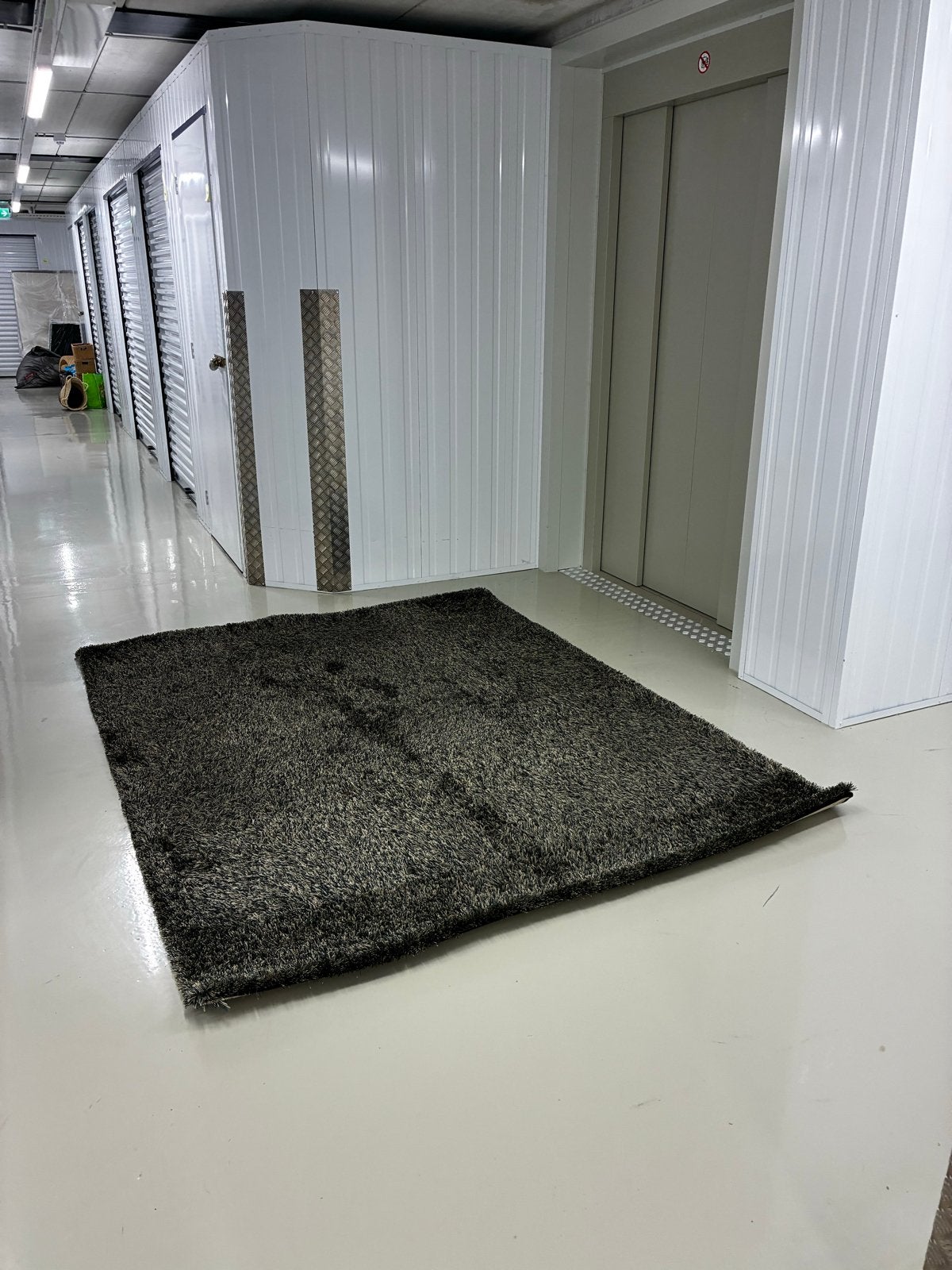Donkergrijs hoogpolig vloerkleed, Huis en Inrichting, Stoffering | Tapijten en Kleden, Gebruikt, 200 cm of meer, Ophalen of Verzenden