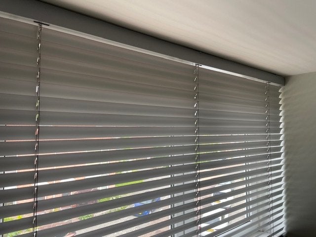 Mooie Decorette jaloezie mat zilvergrijs (250x115 cm), Huis en Inrichting, Stoffering | Gordijnen en Lamellen, Ophalen, Jaloezie