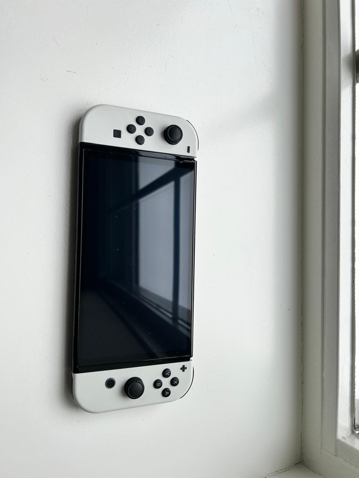 Nintendo switch oled wit met nintendo pro controller, Spelcomputers en Games, Spelcomputers | Nintendo Switch, Ophalen, Zo goed als nieuw