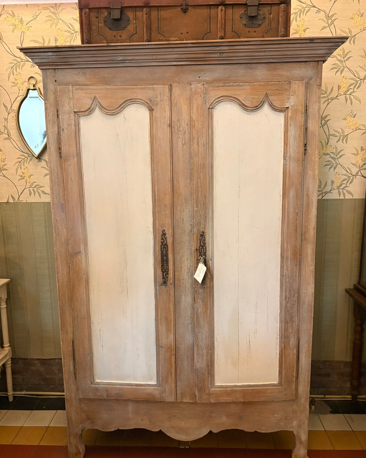 Oude houten hang en leg kast, 2 deurs, witte details, Ophalen
