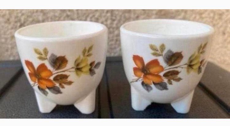2 Eierdopjes met bloem en tak. Hoogte 5 cm., Huis en Inrichting, Keuken | Servies, Overige materialen, Overige typen, Ophalen of Verzenden