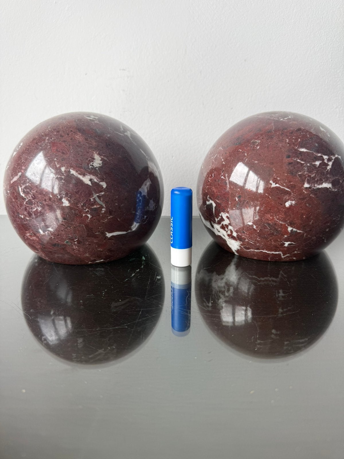 Twee grote bollen boekensteunen Rosso Levanto marmer Italië., Ophalen of Verzenden
