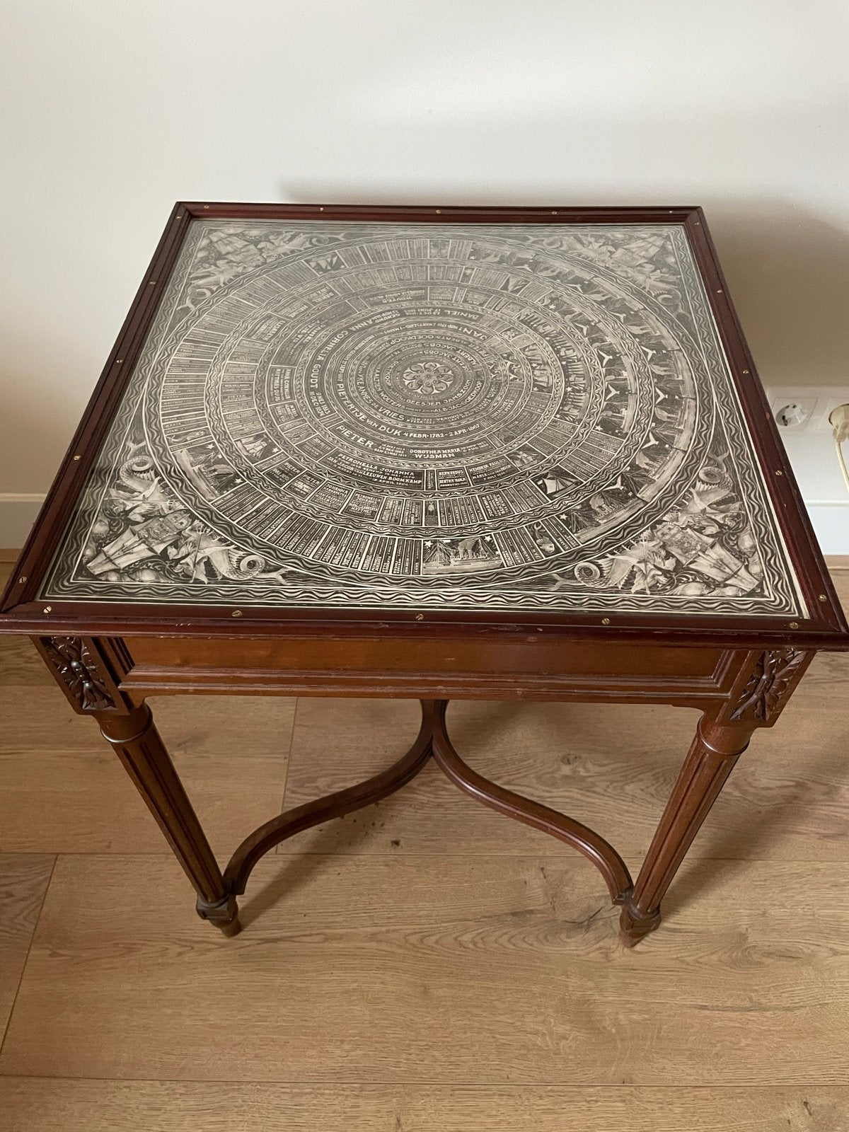 Antieke Wijntafel met familie stamboom als blad, Ophalen