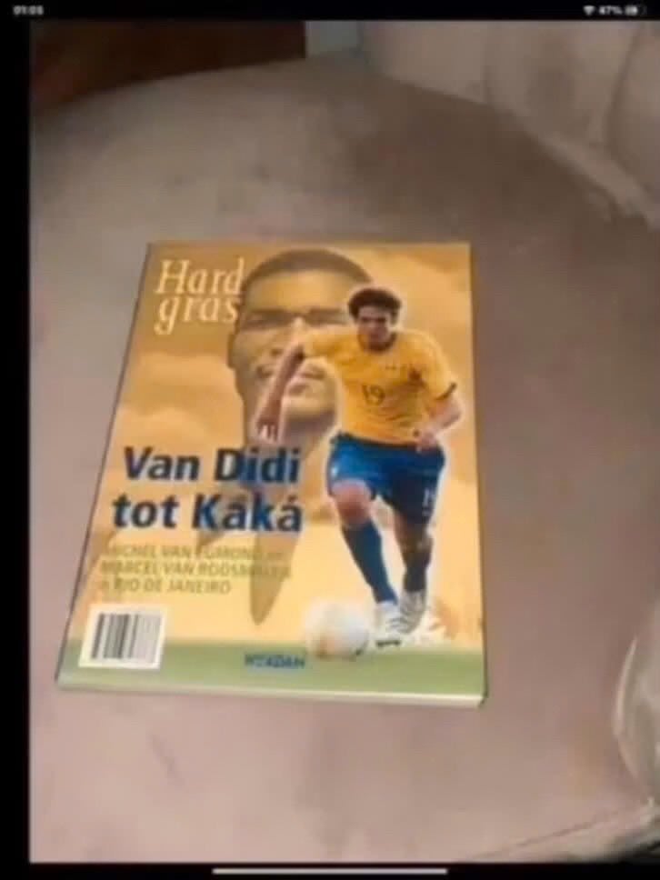 Hard Gras: Van Didi tot Kaká - Voetbalboek, Boeken, Gelezen, Ophalen of Verzenden, Balsport, Michel van Egmond, Marcel van Roosmalen