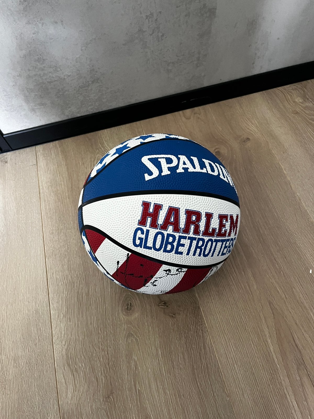 2012 Harlem Globetrotters basketbal met handtekeningen, Ophalen of Verzenden, Zo goed als nieuw, Bal