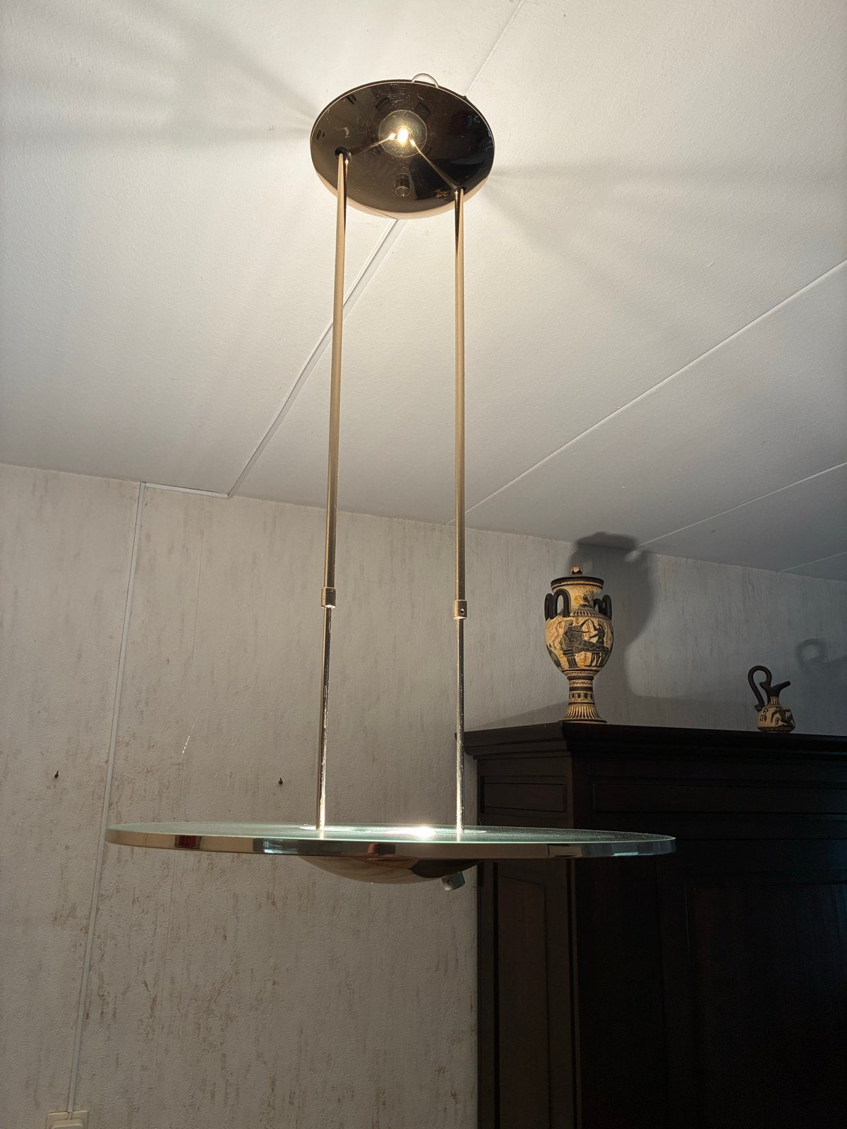 Stijlvolle hanglamp met glazen schijf en messing accenten, Ophalen, Gebruikt, Glas, E27 (groot)