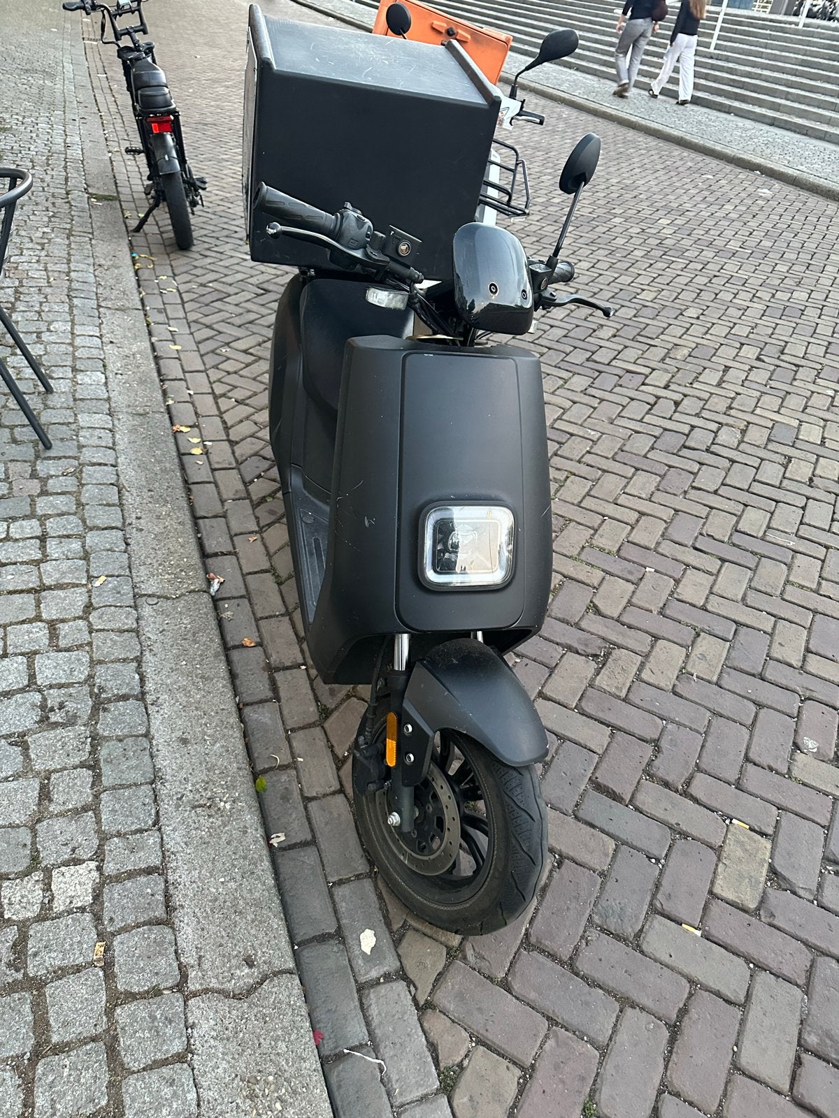 Elektrische scooter met 2 batterijen en bezorgbox, Fietsen en Brommers, Brommers | Overige merken, Ophalen, Gebruikt, Maximaal 45 km/u