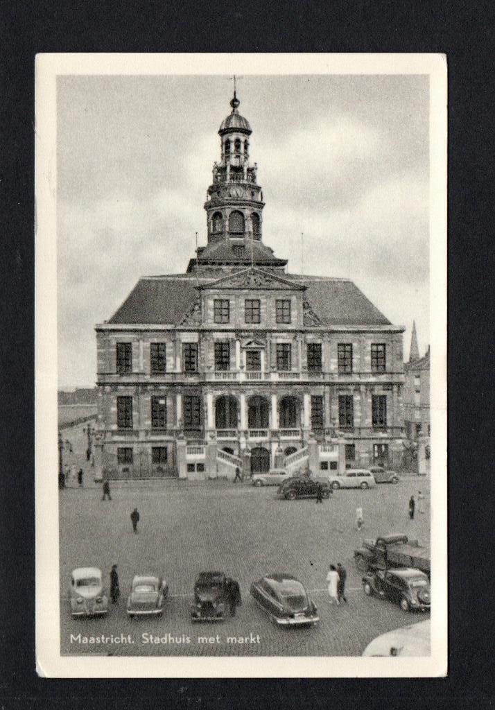 Maastricht, ca. 1952. Stadhuis met markt Citroén Traction.., Ophalen of Verzenden, 1920 tot 1940, Gelopen, Limburg