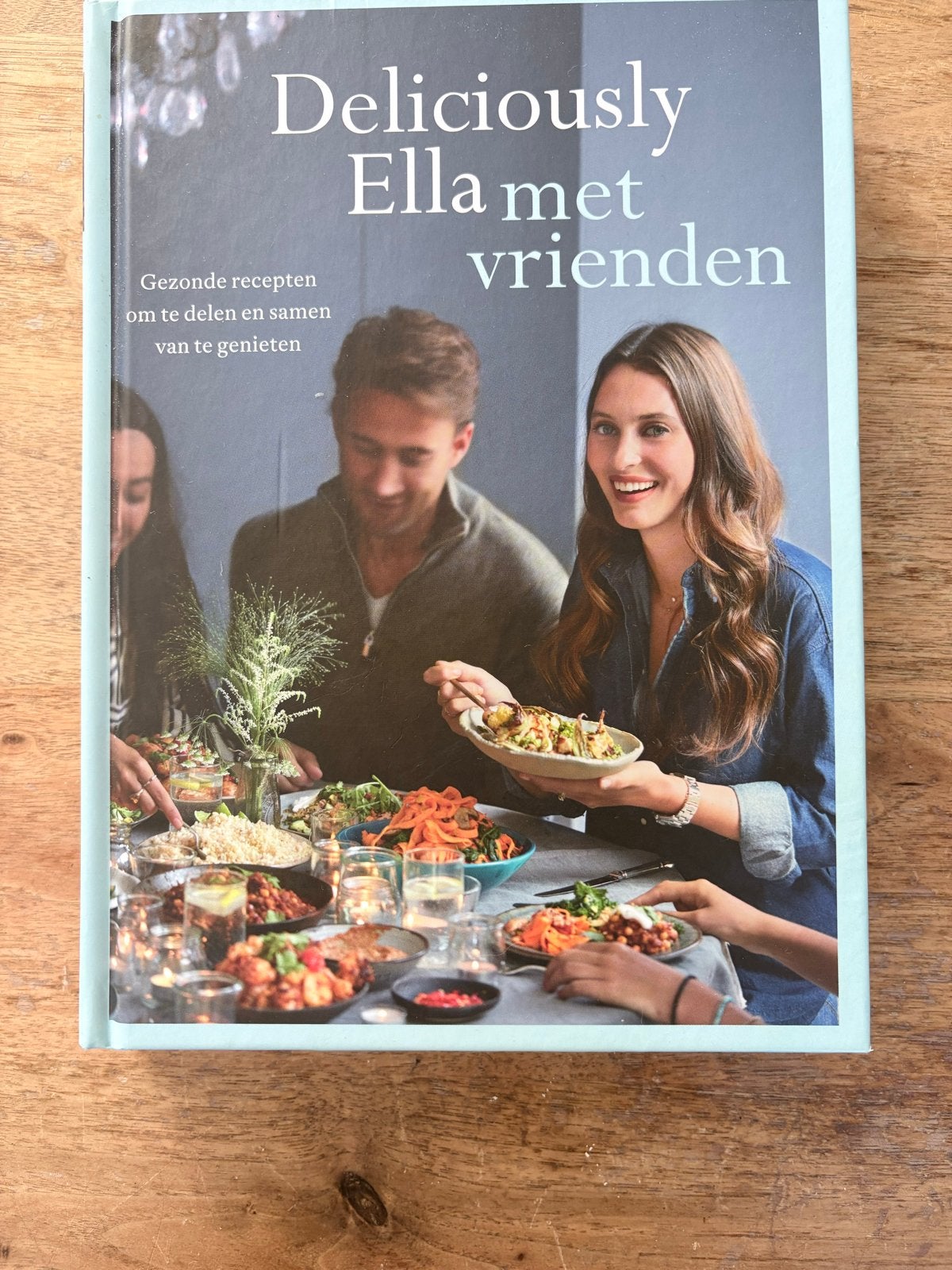 Deliciously Ella met vrienden - Gezonde recepten, Ophalen of Verzenden, Zo goed als nieuw, Gezond koken