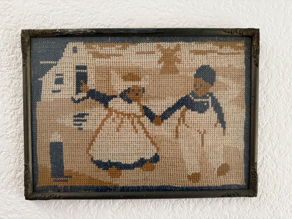 Klein schilderijtje met gehaakte boer/ boerin, Ophalen of Verzenden, Schilderij, Oorspronkelijke maker, Minder dan 50 cm