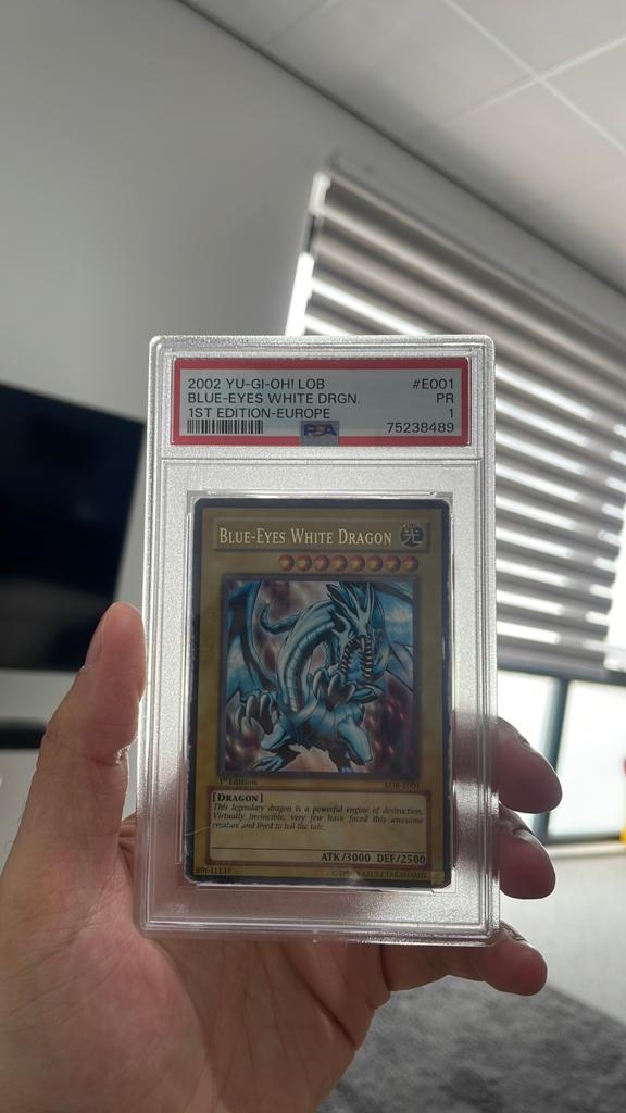 Blue-Eyes White Dragon LOB-E001 1st Edition, Hobby en Vrije tijd, Verzamelkaartspellen | Yu-gi-Oh!, Ophalen of Verzenden, Zo goed als nieuw