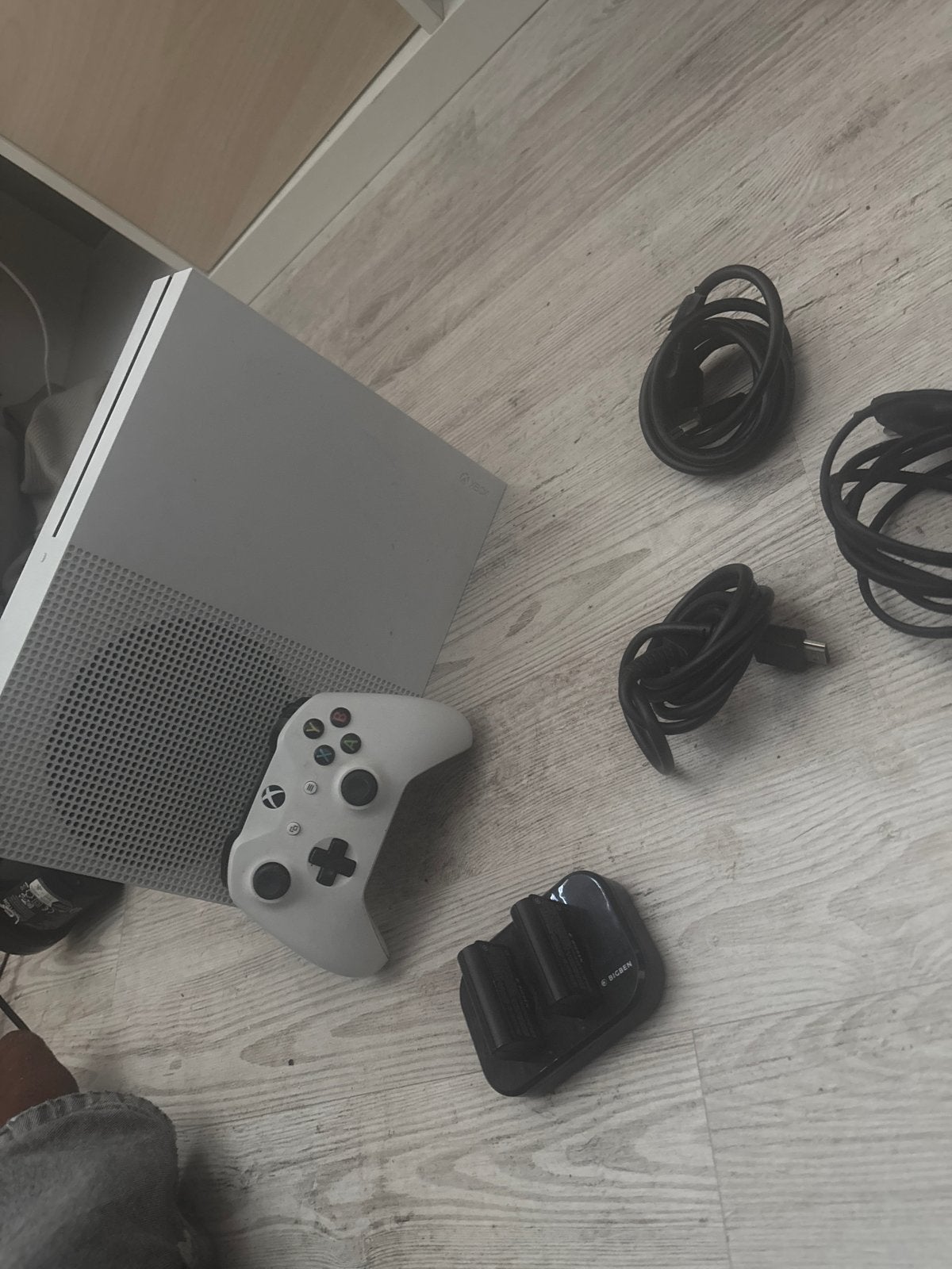 X-box met controller, kabels en oplaadstation, Ophalen of Verzenden, Gebruikt