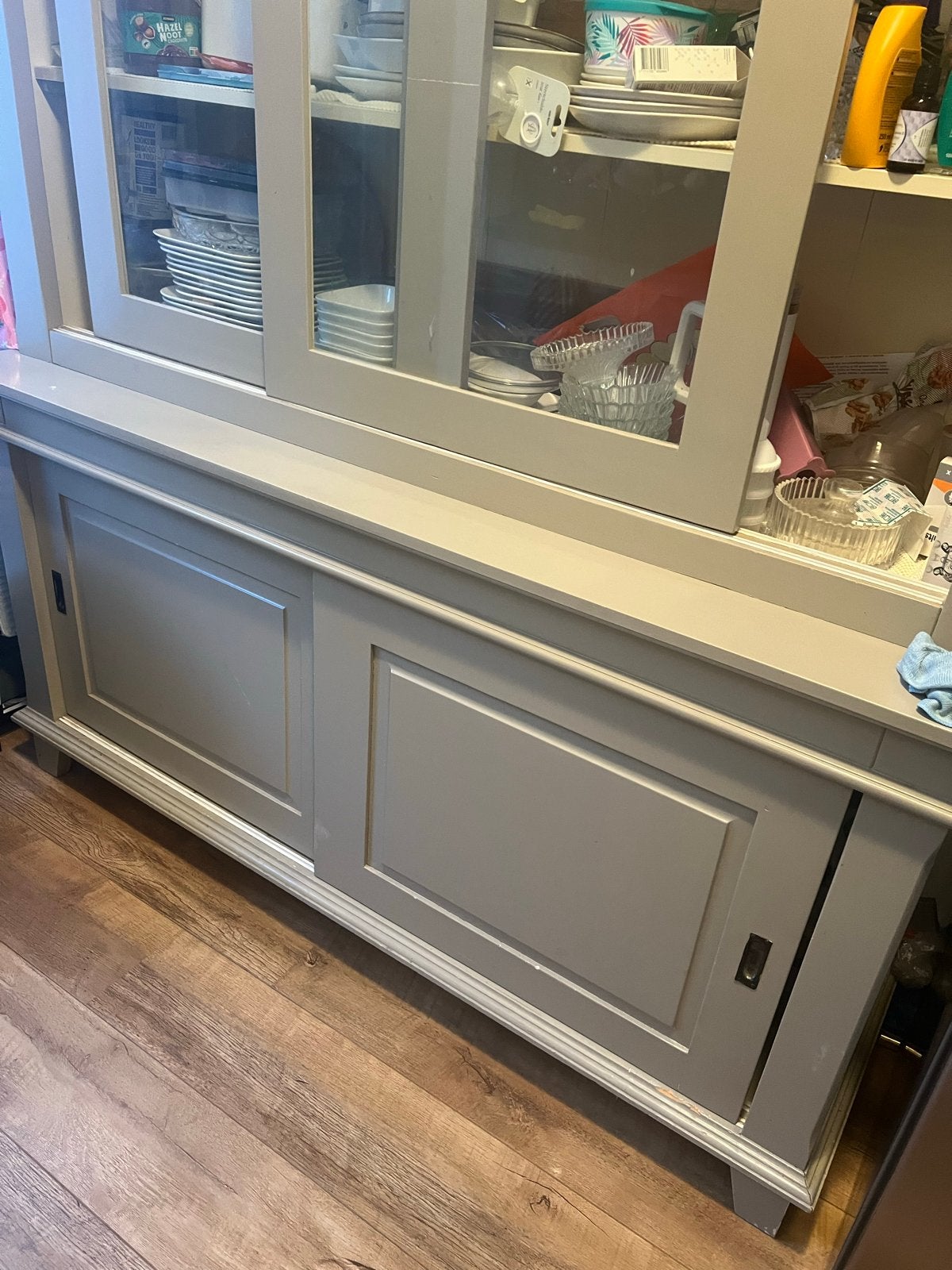 Grijze buffetkast met glazen schuifdeuren, Huis en Inrichting, Kasten | Buffetkasten, Ophalen, Gebruikt, 100 tot 150 cm, 150 tot 200 cm