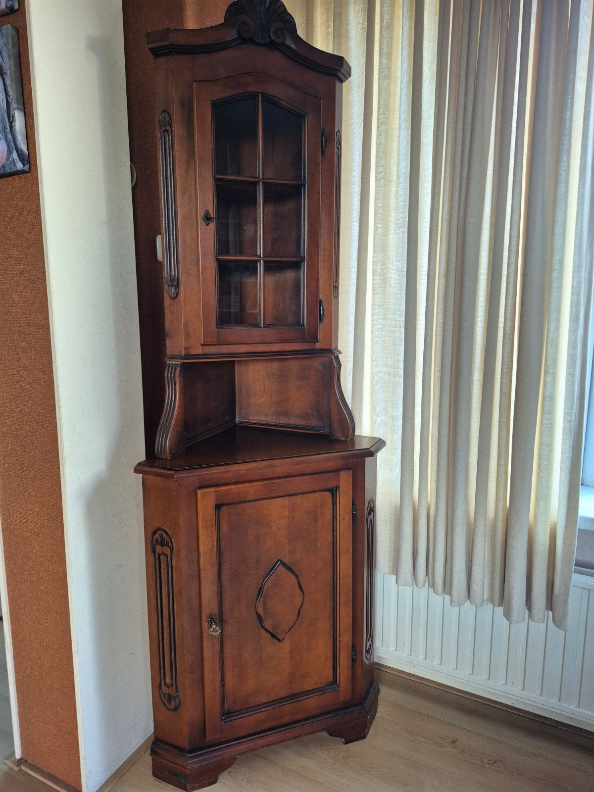 Notenhouten hoekkast met vitrine, Antiek en Kunst, Ophalen