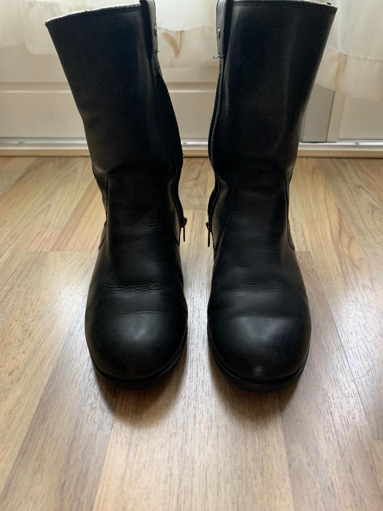 UGG laarzen zwart Maat 38, Hoge laarzen, Zwart, Ophalen of Verzenden, Zo goed als nieuw