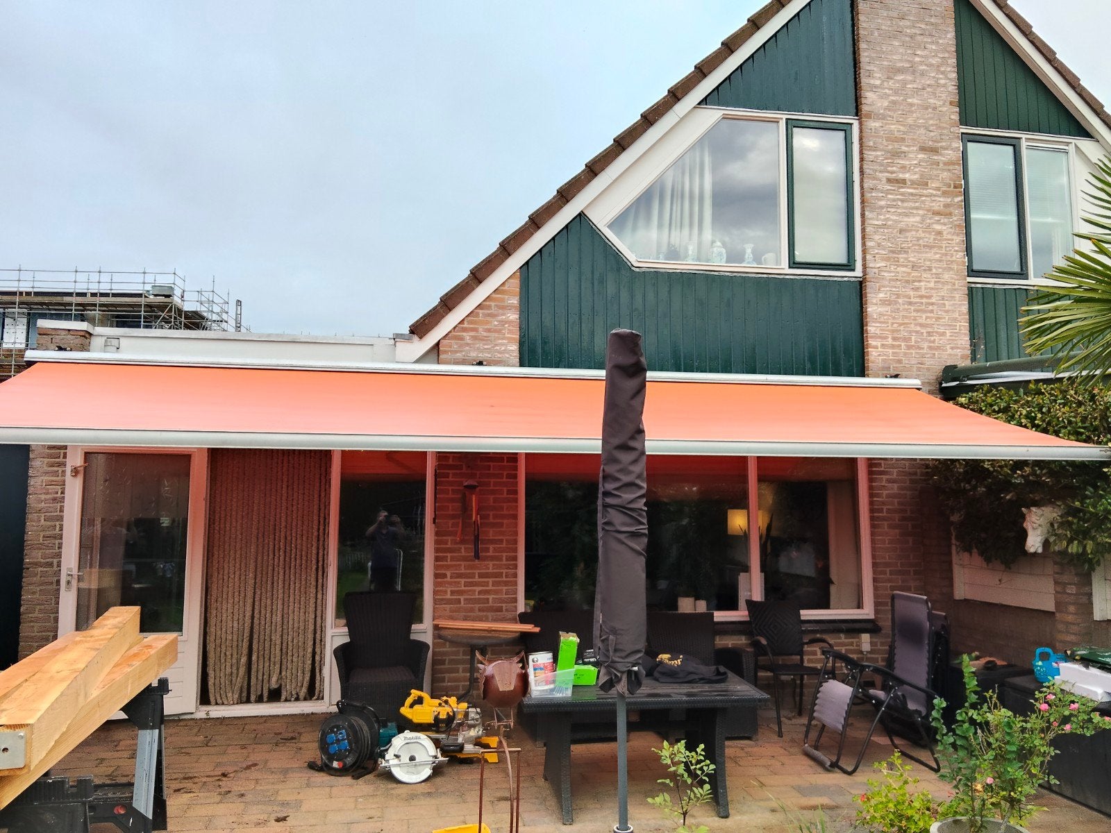 Knikarmscherm 7 meter breed, 2.30 meter uitval, Tuin en Terras, Gebruikt, 450 cm of meer, Elektrisch, Ophalen of Verzenden