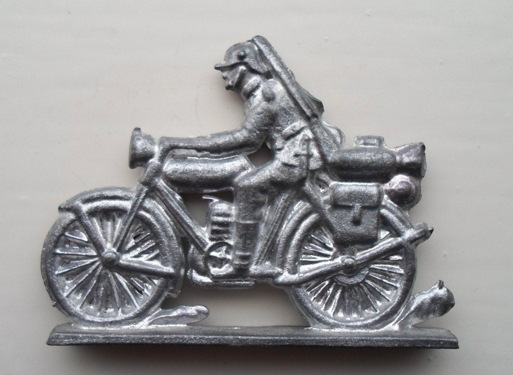 Tinnen soldaat op motorfiets. (Zilvertin)., Ophalen of Verzenden, Zo goed als nieuw