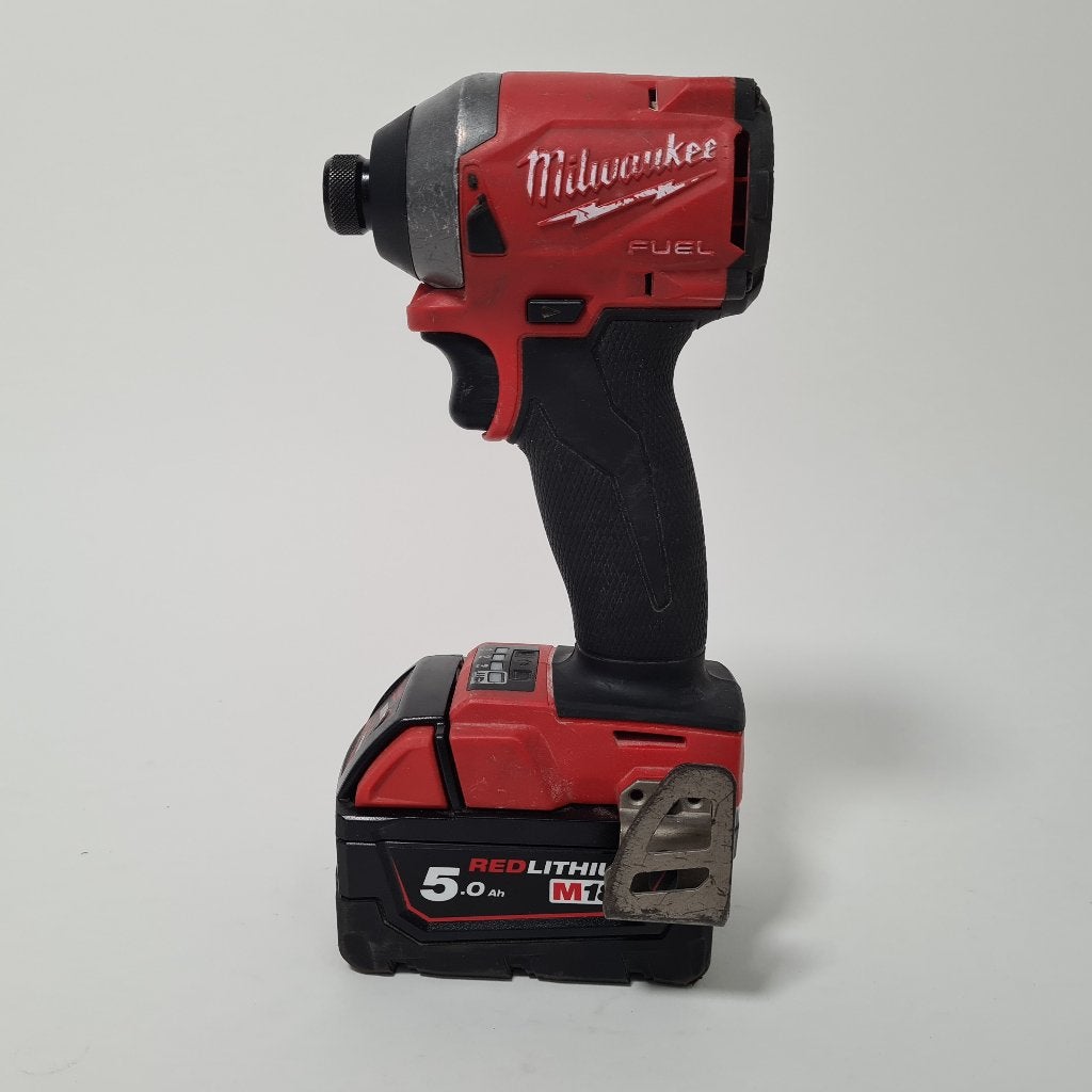 Milwaukee M18 FID2 Slagschroefmachine met 5.0Ah 18V Accu, Ophalen of Verzenden, Gebruikt, Accuboormachine, Milwaukee