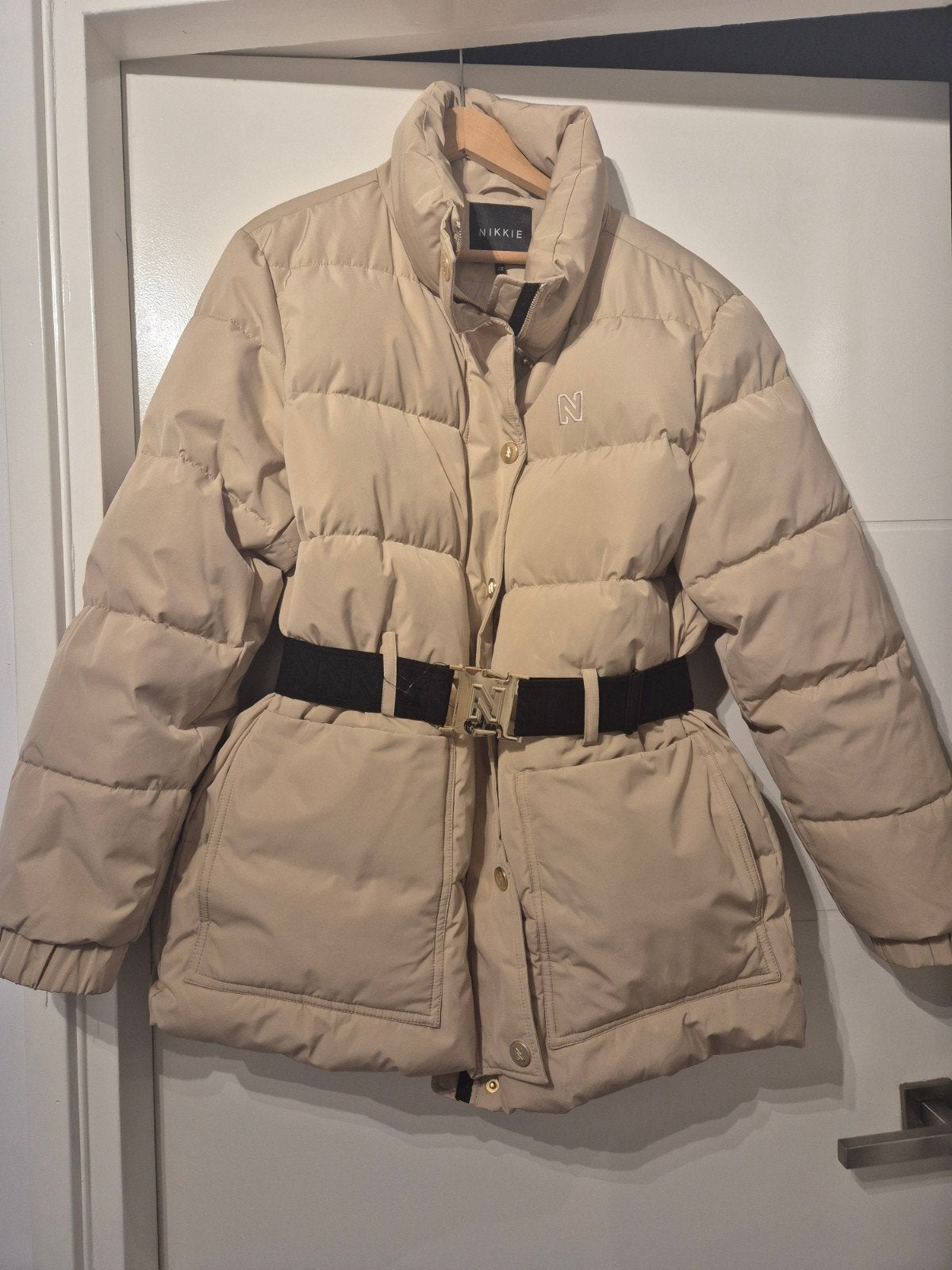 Nikkie winterjas maat 42 - Nieuw (zonder prijskaartje), Ophalen, Beige, Maat 42/44 (L), Nieuw