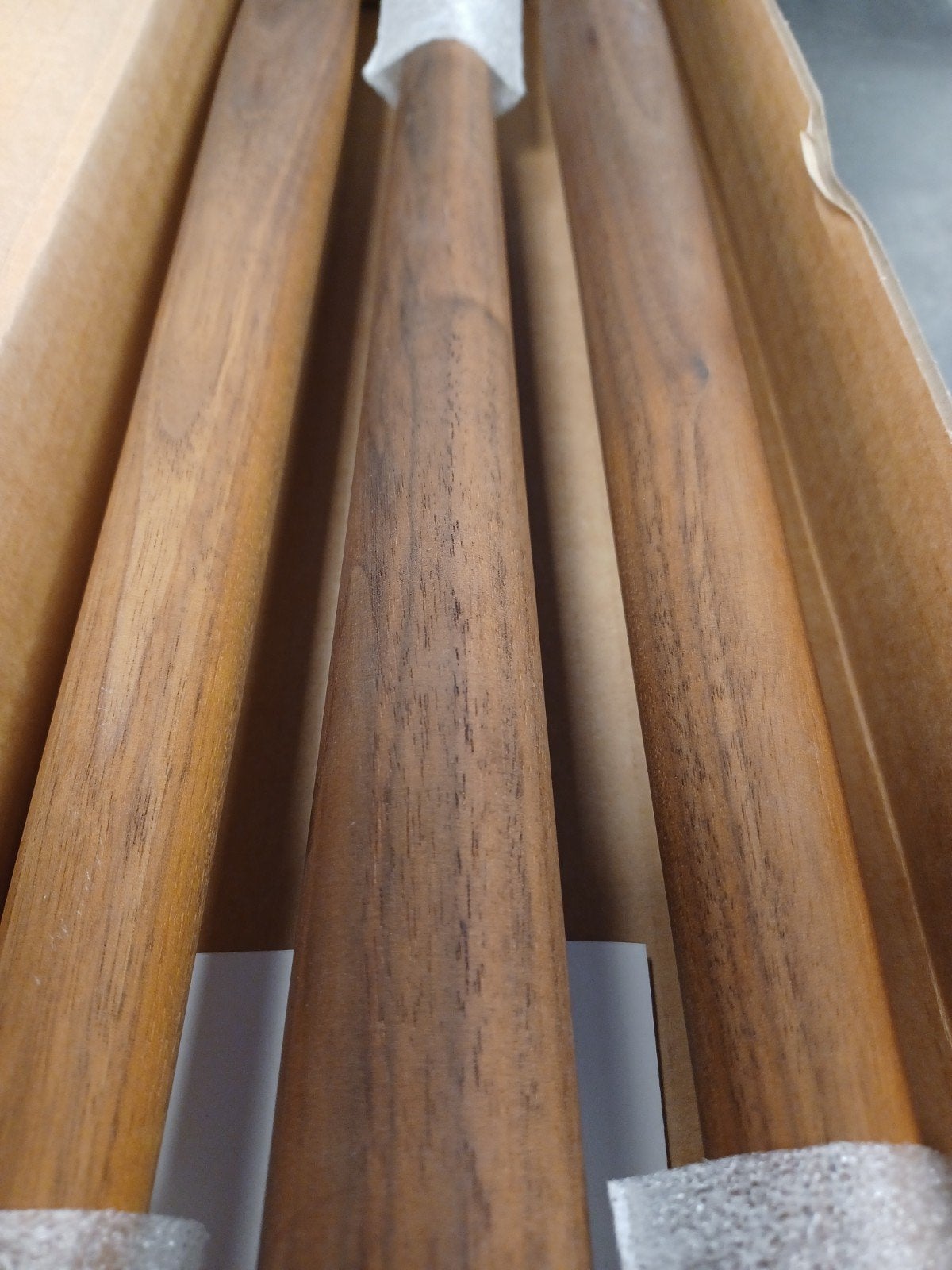 Walnoot houten poten voor Bang & Olufsen Beoplay A9, Bang & Olufsen a/s, Peter Bangs Vej 15, 7600 Struer, Denmark, Inclusief standaarden