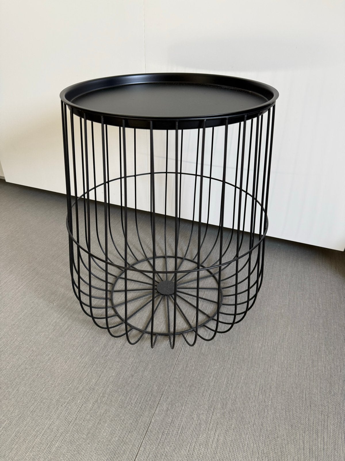 Zwarte metalen bijzettafel met opbergmand, Minder dan 55 cm, Metaal of Aluminium, Rond, Zo goed als nieuw
