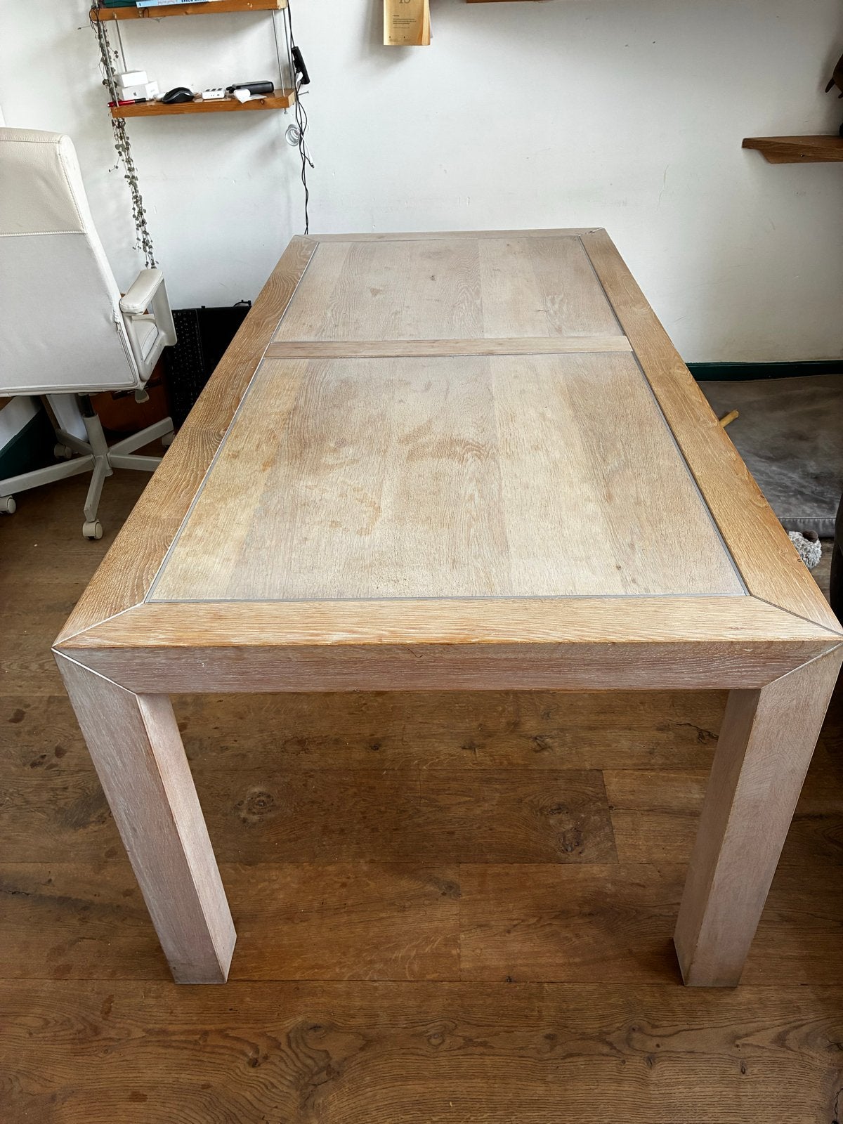 Robuuste eiken tafel met ingelegde bladen