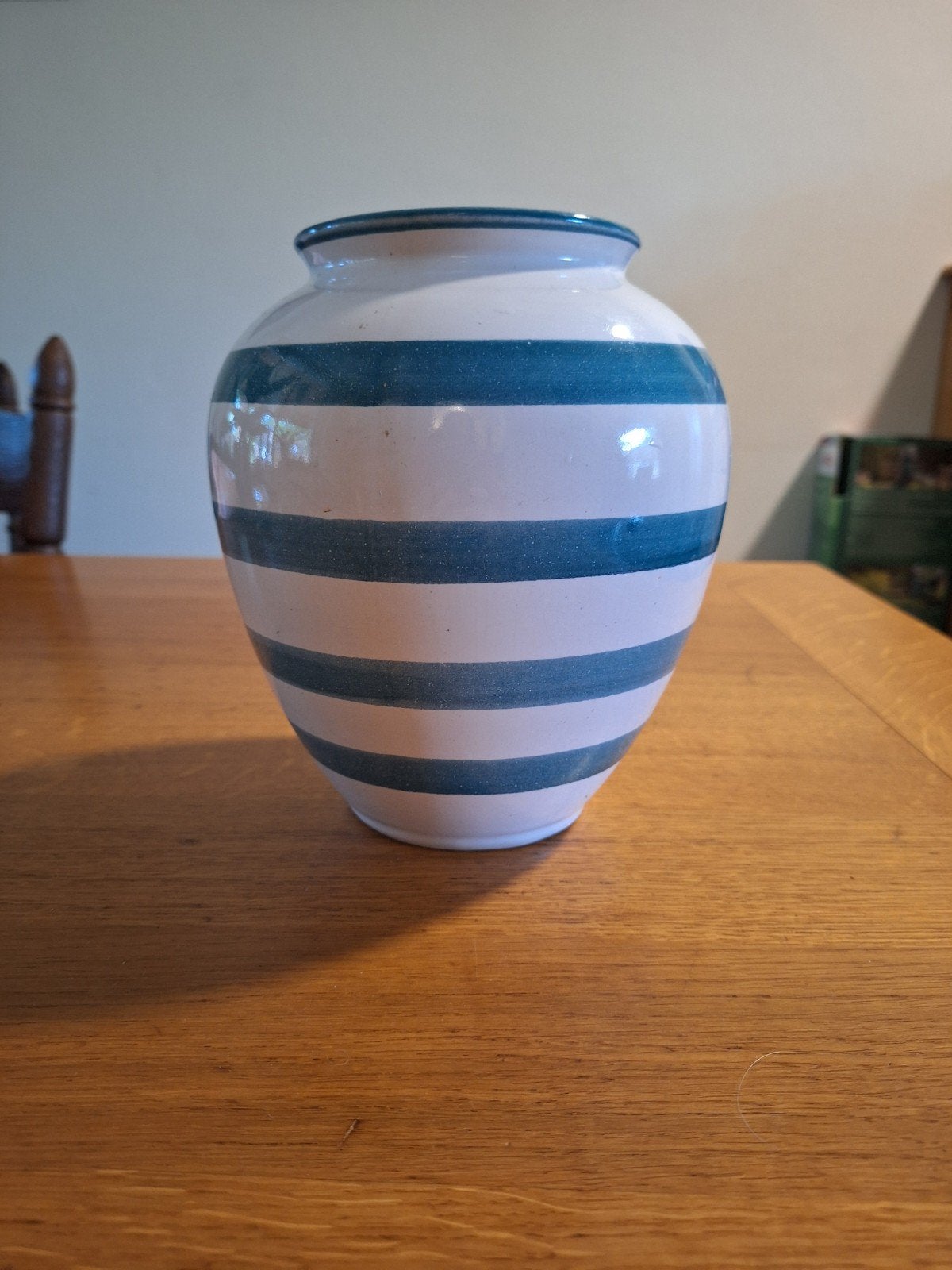 Decoratieve vaas met petrol-witte strepen, Huis en Inrichting, Ophalen of Verzenden, Zo goed als nieuw, Meerkleurig, 20 cm