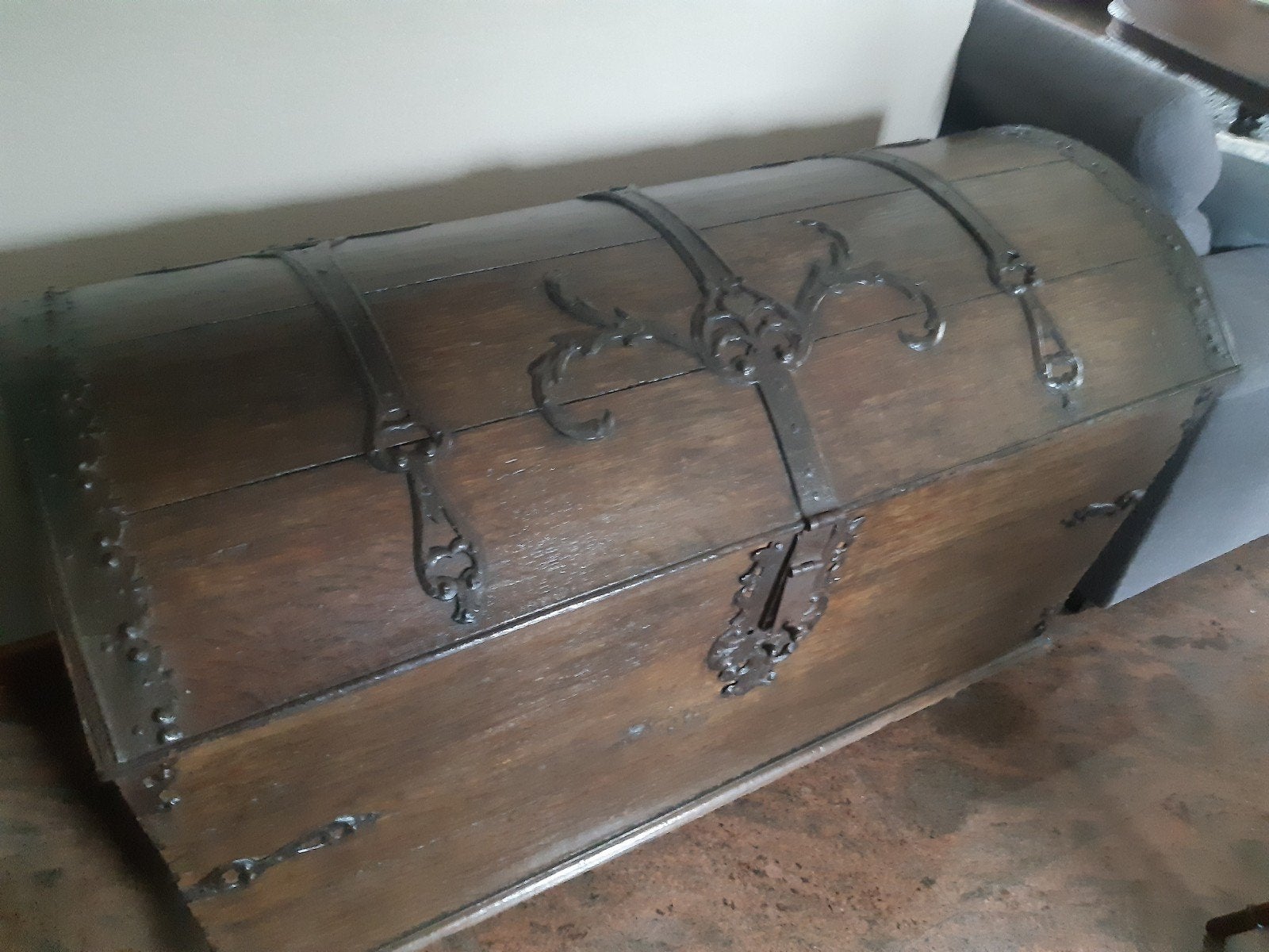 Antieke houten kist met smeedijzeren beslag, Ophalen