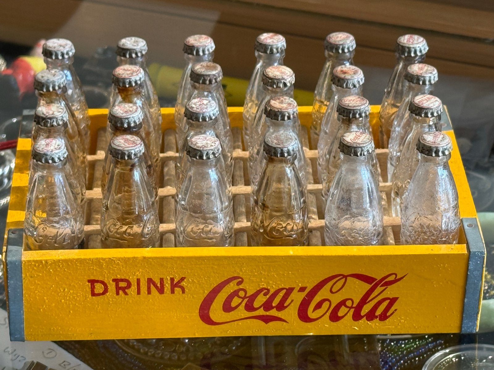 Vintage Coca-Cola krat met 24 miniatuur flesjes, Verzamelen, Coca cola, Ophalen of Verzenden, Zo goed als nieuw