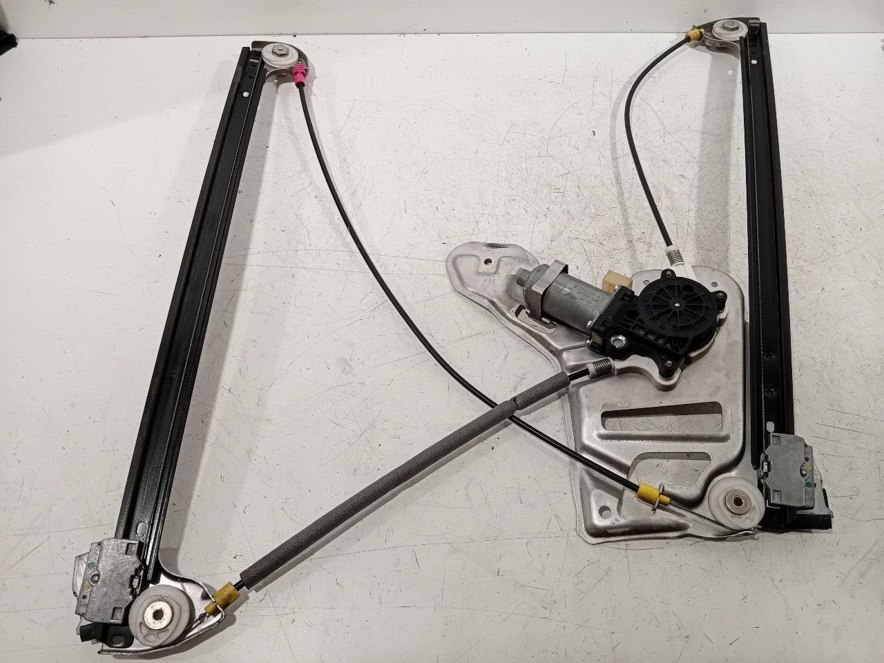 Raammechaniek elektrisch links voor Land Rover Range Rover, Onderdelen@venauto.nl, Van der Ven Autorecycling B.V., Ettenseweg 76, 4706 PB Roosendaal, The Netherlands