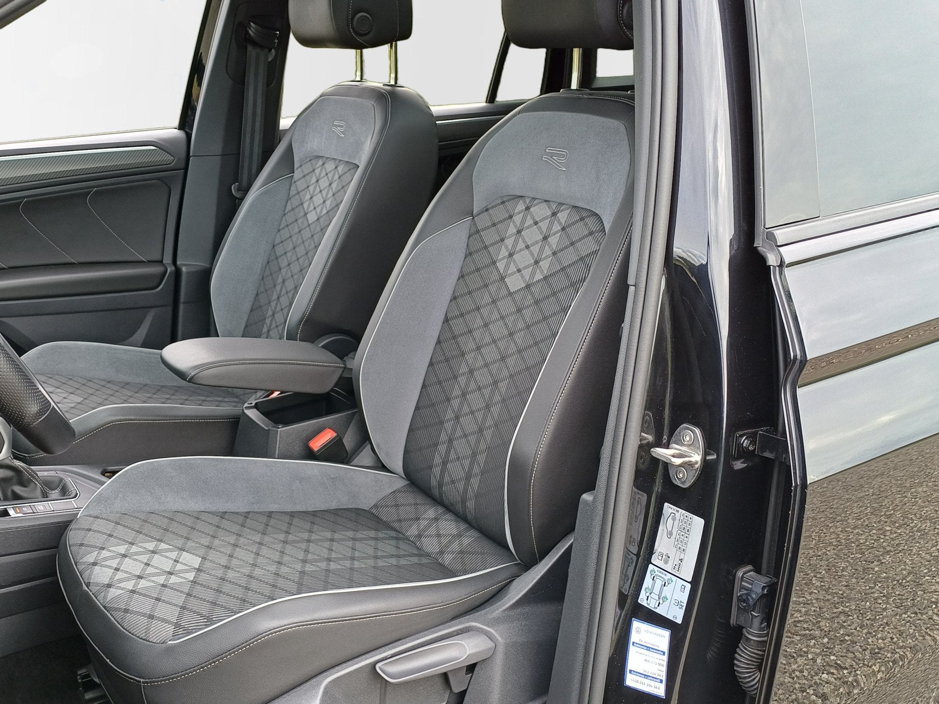 Volkswagen Tiguan 1.4 TSI eHybrid R-Line Business /Pano/Trek, Auto's, Stof, 4 cilinders, Overige brandstoffen, Zwart