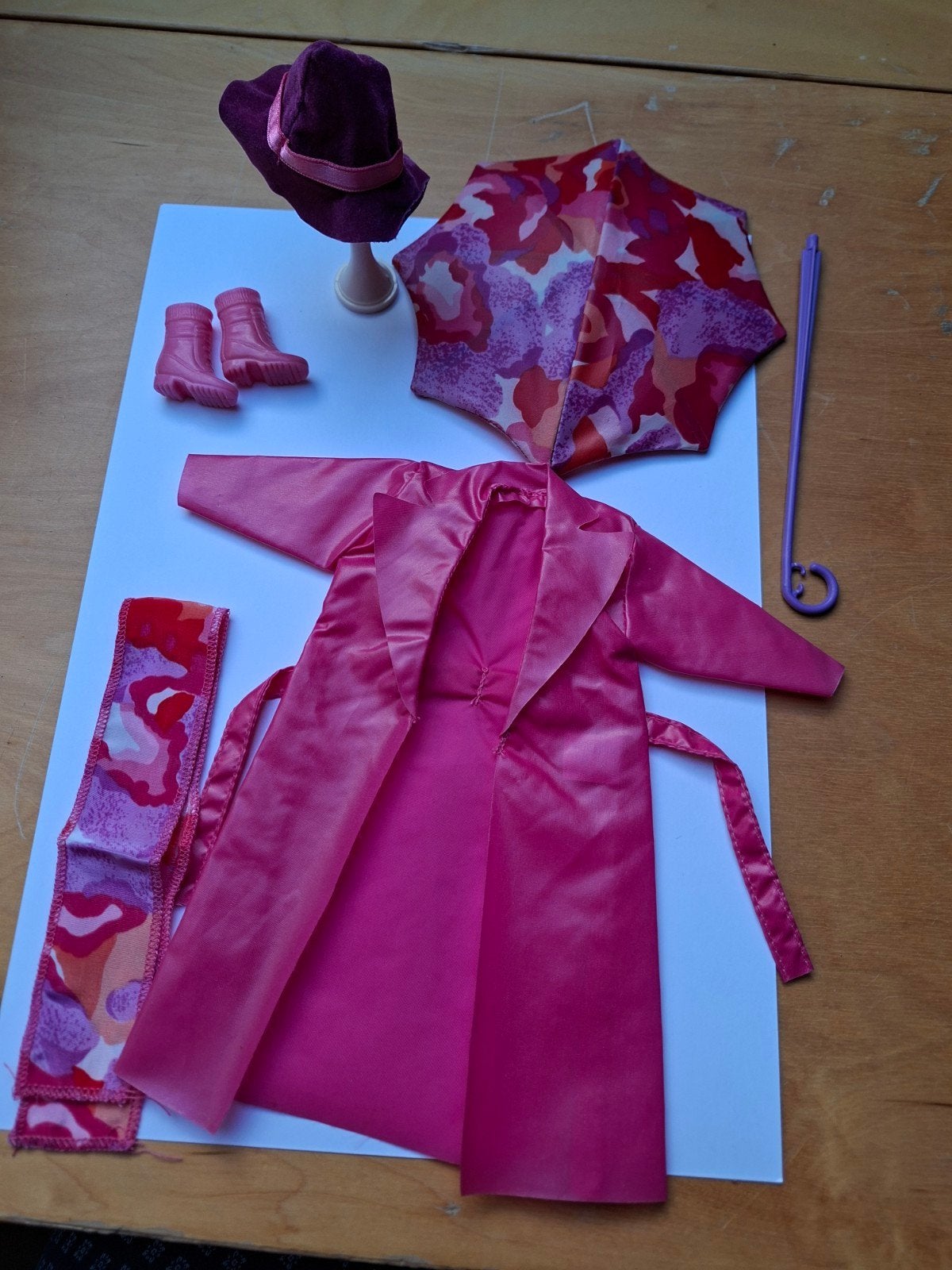 Barbie regenjas set - roze met paraplu en laarzen, Ophalen of Verzenden, Gebruikt