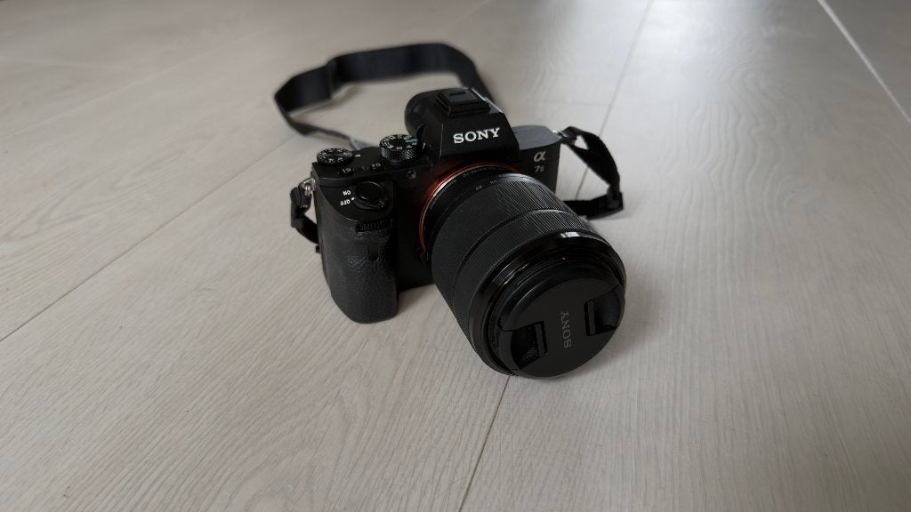 Sony A7 II + FE 28-70mm OSS lens | 3070 kliks, Ophalen, Kantelbaar/draaibaar scherm, Accu, Zo goed als nieuw