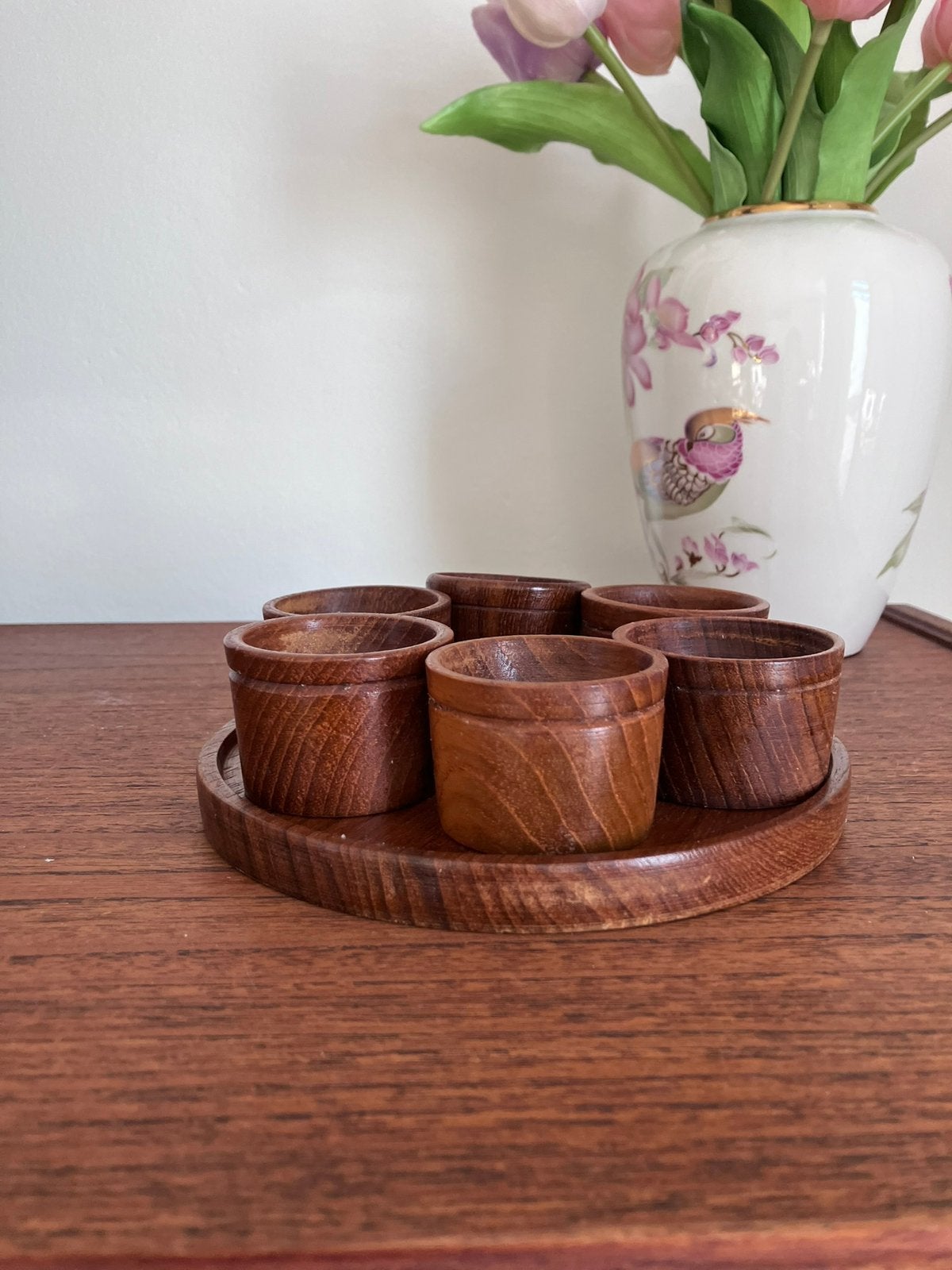 6 vintage eierdopjes op een rond schaaltje. Teak, Overige typen, Rond, Ophalen of Verzenden, Zo goed als nieuw