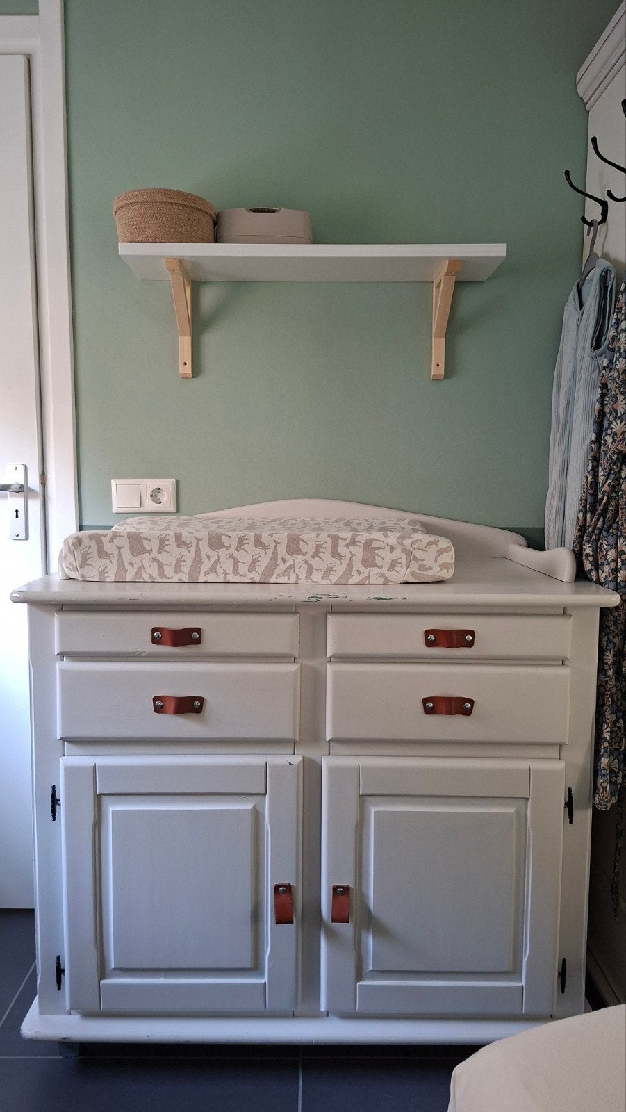 Vintage witte massief houten commode/kast, Kinderen en Baby's, Kinderkamer | Commodes en Kasten, Ophalen, Gebruikt, 50 tot 70 cm