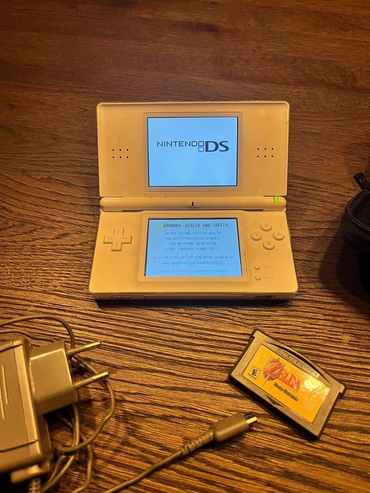 Nintendo DS Lite met Zelda game, oplader en hoesje, Wit, Ophalen of Verzenden, DS Lite, Gebruikt