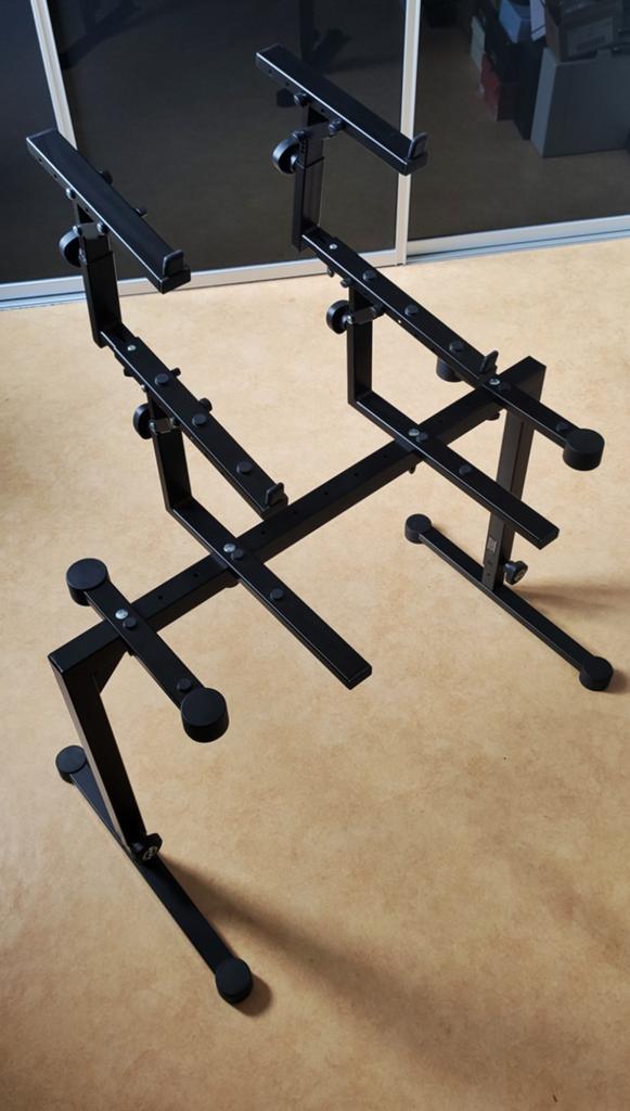 Zeer degelijke K&M Omega 3 niveaus keyboard synth standaard, Muziek en Instrumenten, Ophalen, Zo goed als nieuw, Instrumentstandaard
