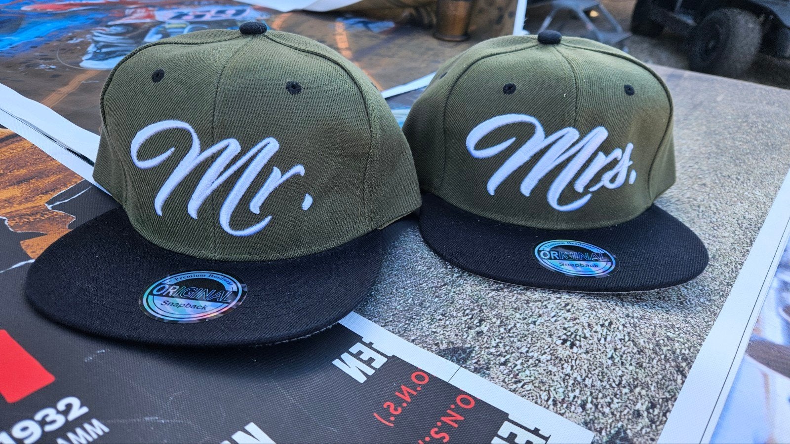Set van 2 Snapback petten 'Mr.' en 'Mrs.' - Nieuw, Onbekend, Nieuw, Pet, One size fits all