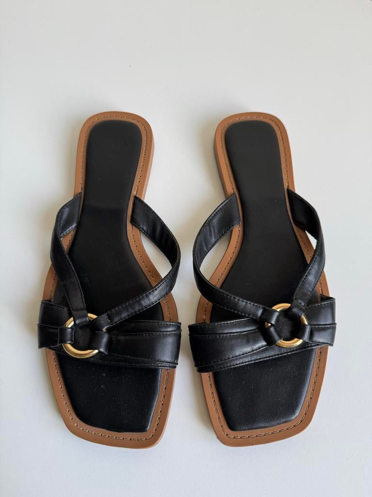 Zwarte Zara slippers met gouden ringen, Slippers, Zwart, Ophalen of Verzenden, Gedragen